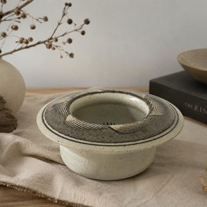 Jarrón Ikebana de cerámica vintage de estudio, soporte para flores, gres firmado, arreglista floral de cerámica hecho a mano de 5,5 pulgadas.