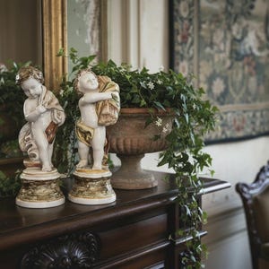 Vintage italienische Cherub-Figurenpaar, 8-Zoll-Porzellan-Putti-Statuen, klassisches italienisches Dekor, Made in Italy