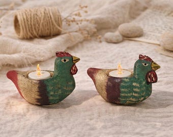 Conjunto de castiçais de madeira esculpidos à mão em formato de galinha, decoração rústica de estilo campestre.