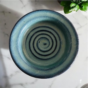 Plato de cerámica vintage hecho a mano, azul turquesa, firmado por el artista