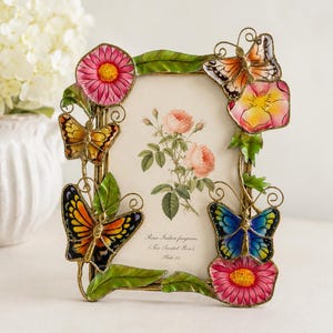 Marco de fotos vintage Enesco Capiz con mariposa de concha de nácar, 1999 / Marco de fotos floral pintado a mano en tono latón / Decoración de jardín estilo cottagecore / 4,5 x 3,5