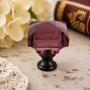 Puxador de armário vintage com cristal de ametista biselado de 3,2 cm | Puxador de gaveta quadrado em vidro roxo | Base de metal escuro | Ferragens estilo Hollywood Regency