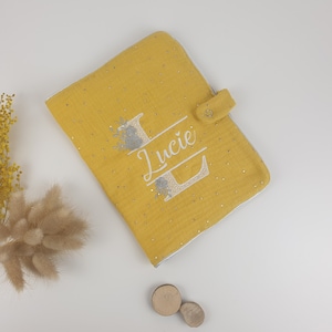 Protège carnet de santé personnalisé / Double gaze de coton / Brodé / Cadeau de naissance avec prénom Jaune