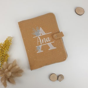 Protège carnet de santé personnalisé en gaze de coton | Cadeau de naissance avec prénom brodé