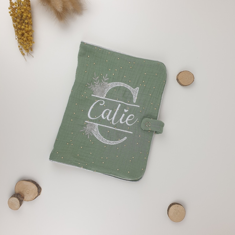 Protège carnet de santé personnalisé / Double gaze de coton / Brodé / Cadeau de naissance avec prénom Vert de gris