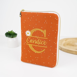 Protector de cartilla sanitaria con cremallera y bolsillos | Personalizado con bordado del nombre del bebé.