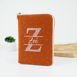 Funda para historial médico personalizada con nombre bordado y cremallera.