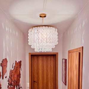 Elegante lámpara de techo de concha Capiz, hecha a mano, con concha natural, pantalla colgante estilo bohemio costero.