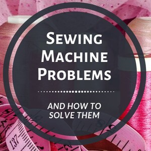 Può includere: Una guida per la risoluzione dei problemi della macchina da cucire con bobine di filo rosa e un metro a nastro rosa con le parole "Problemi della macchina da cucire" e "E come risolverli" in un cerchio nero.