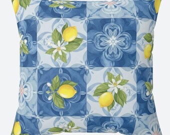 Könnte beinhalten: Quadratisches Zierkissen mit einem sich wiederholenden Muster aus Zitronen, weißen Blüten und grünen Blättern auf einem blau-weißen Kachelmuster. Das Kissen hat eine quadratische Form und ist wahrscheinlich aus Stoff.