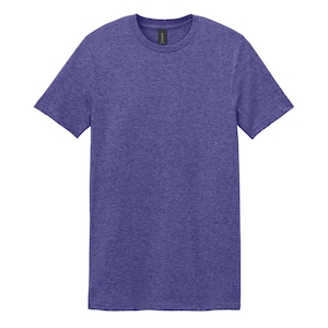 Puede incluir: Una camiseta de manga corta con cuello redondo en color morado jaspeado. La prenda presenta un corte est&aacute;ndar con cuello acanalado y una etiqueta de marca negra cosida en el interior del cuello. El tejido tiene un aspecto texturizado.