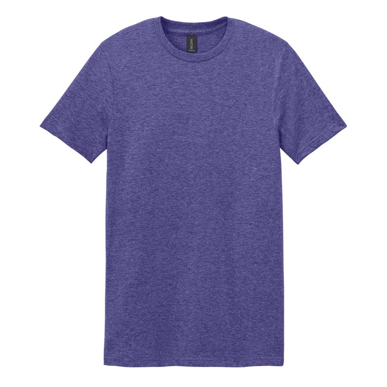 Puede incluir: Una camiseta de manga corta con cuello redondo en color morado jaspeado. La prenda presenta un corte est&aacute;ndar con cuello acanalado y una etiqueta de marca negra cosida en el interior del cuello. El tejido tiene un aspecto texturizado.