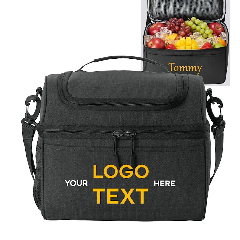 以下が含まれることがあります： 黒い断熱ランチバッグ。上部にハンドル、ショルダーストラップ、サイドメッシュポケットが付いています。バッグはジッパー付きで、前面ポケットには黄色の文字で「YOUR LOGO TEXT HERE」と書かれています。背景の開いたバッグには果物が入っています。