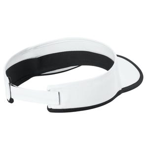 Pode incluir: Uma viseira branca com um contorno preto na borda da aba e uma faixa interna preta. O acess&oacute;rio inclui uma tira branca ajust&aacute;vel na parte de tr&aacute;s para garantir o ajuste, proporcionando um visual limpo e de alto contraste para atividades.