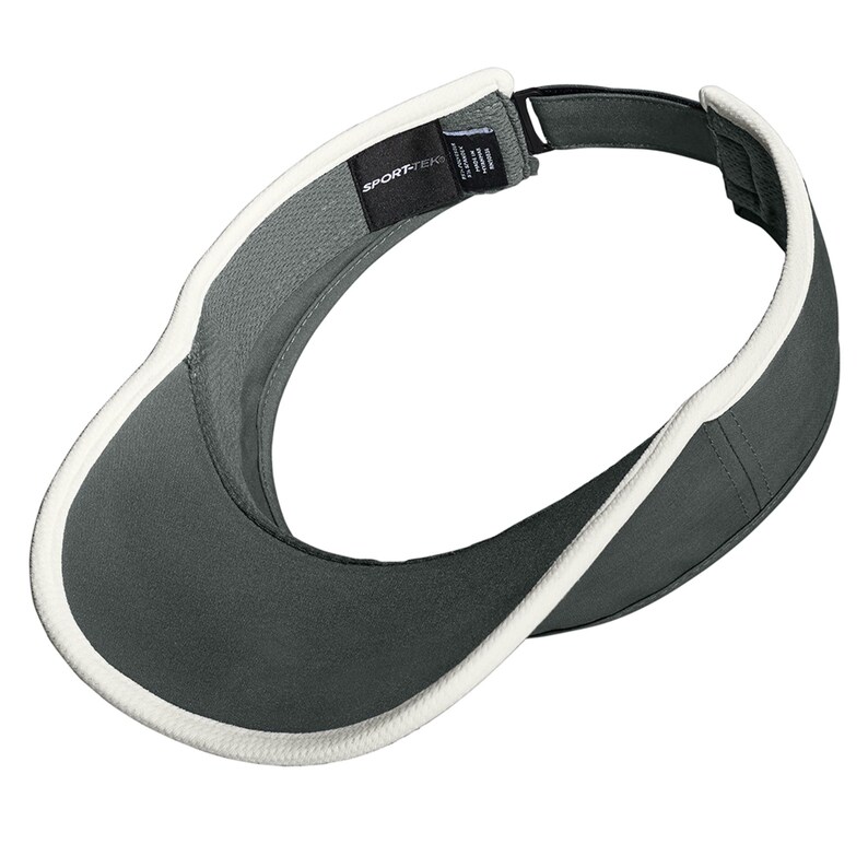 Pode incluir: Uma viseira cinza-escura com uma borda branca ao longo da aba e da faixa de cabe&ccedil;a. A viseira possui uma tira ajust&aacute;vel de velcro na parte traseira e uma etiqueta interna preta com o texto branco SPORT-TEK impresso, indicando a marca.