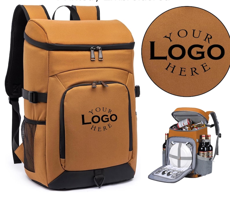 Puede incluir: Una mochila nevera aislante marr&oacute;n y negra con el texto "YOUR LOGO HERE". La mochila tiene un compartimento principal grande, un bolsillo frontal y bolsillos laterales de malla. La mochila se muestra abierta con platos, cubiertos y botellas.