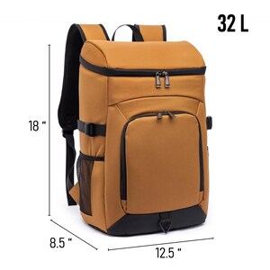 Puede incluir: Mochila de color marr&oacute;n con detalles en negro, con una capacidad de 32L. Tiene un bolsillo frontal rectangular, un bolsillo lateral de malla y correas ajustables. Dimensiones: 45,7 cm de alto, 31,8 cm de ancho y 21,6 cm de profundidad.