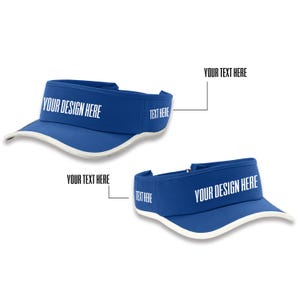 Pode incluir: Duas viseiras azuis com acabamento branco ao longo da aba. Os pain&eacute;is frontais apresentam o texto branco "YOUR DESIGN HERE" e os pain&eacute;is laterais apresentam o texto branco "TEXT HERE". As viseiras s&atilde;o exibidas de dois &acirc;ngulos diferentes.