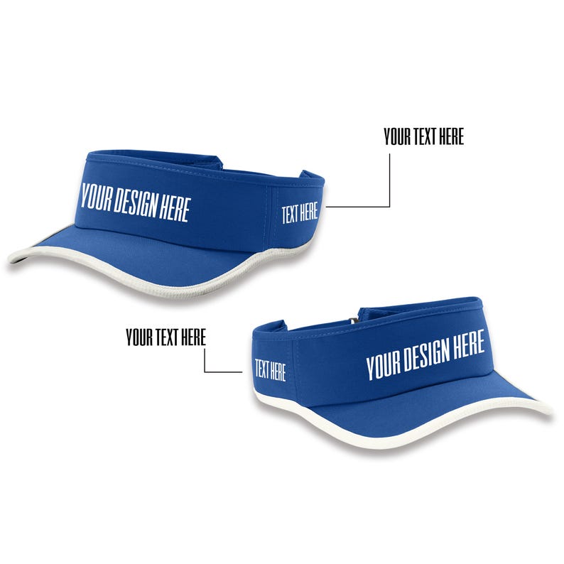 Pode incluir: Duas viseiras azuis com acabamento branco ao longo da aba. Os pain&eacute;is frontais apresentam o texto branco "YOUR DESIGN HERE" e os pain&eacute;is laterais apresentam o texto branco "TEXT HERE". As viseiras s&atilde;o exibidas de dois &acirc;ngulos diferentes.