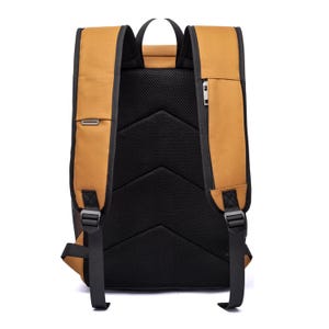 Puede incluir: Vista trasera de una mochila marr&oacute;n y negra. La mochila tiene un panel trasero de malla negra para mayor transpirabilidad, correas para los hombros marrones y correas ajustables negras. Un peque&ntilde;o bolsillo con cremallera es visible en el lado derecho.