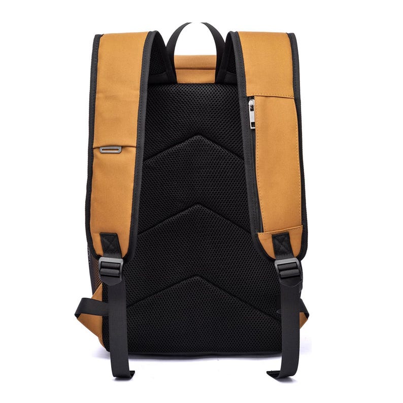 Puede incluir: Vista trasera de una mochila marr&oacute;n y negra. La mochila tiene un panel trasero de malla negra para mayor transpirabilidad, correas para los hombros marrones y correas ajustables negras. Un peque&ntilde;o bolsillo con cremallera es visible en el lado derecho.