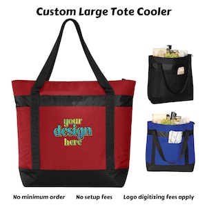 K&ouml;nnte beinhalten: Eine rote K&uuml;hltasche mit schwarzen Akzenten und Griffen. Die Tasche tr&auml;gt den Text "your design here" in einer bunten Schriftart. Zus&auml;tzliche K&uuml;hltaschen in Schwarz und Blau sind abgebildet. Der Text "Custom Large Tote Cooler", "No minimum order", "No setup fees" und "Logo digitizing fees apply" sind ebenfalls sichtbar.