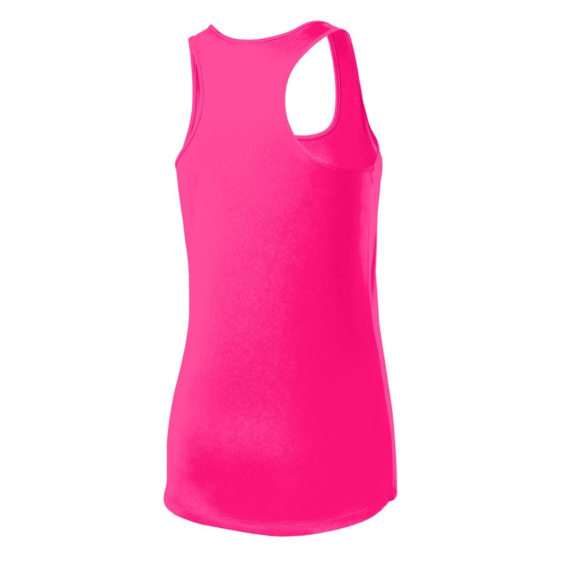 Puede incluir: Una camiseta de tirantes tipo nadadora en color rosa ne&oacute;n brillante con dise&ntilde;o sin mangas, cuello alto y dobladillo curvo. La prenda est&aacute; confeccionada en un tejido liso de color s&oacute;lido con un corte de espalda nadadora que deja al descubierto la parte superior de la espalda.