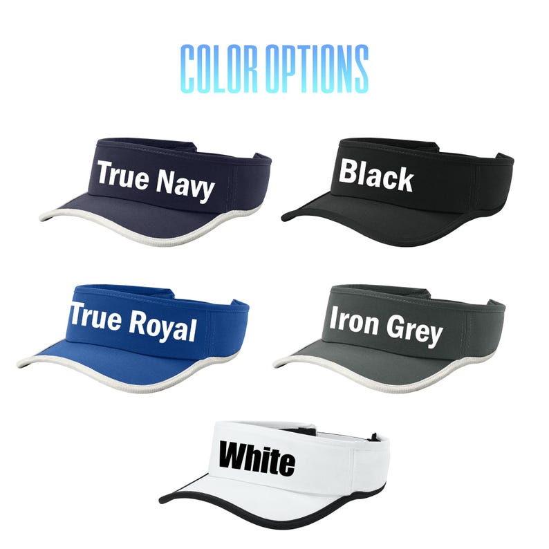 Pode incluir: Cinco viseiras desportivas dispostas numa grelha, cada uma com um rebordo contrastante na pala. As cores s&atilde;o True Navy, Black, True Royal, Iron Grey e White. Cada viseira tem o nome da cor impresso em negrito na parte da frente.
