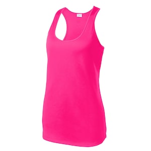 Puede incluir: Una camiseta de tirantes tipo nadadora en color rosa ne&oacute;n brillante con escote redondo y dise&ntilde;o sin mangas. La prenda presenta un color s&oacute;lido y vibrante en toda su superficie e incluye una peque&ntilde;a etiqueta blanca interior en el cuello.