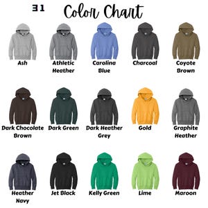 Puede incluir: Carta de colores que muestra 31 colores diferentes de sudaderas con capucha. Los colores incluyen Ceniza, Heather atl&eacute;tico, Azul Carolina, Carb&oacute;n, Marr&oacute;n coyote, Marr&oacute;n chocolate oscuro, Verde oscuro, Gris Heather oscuro, Dorado, Heather grafito, Heather azul marino, Negro azabache, Verde Kelly, Lima y Marr&oacute;n.