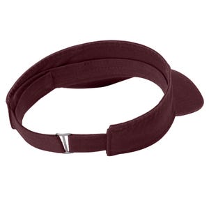 Pu&ograve; includere: Una visiera color bordeaux scuro con tesa curva e un cinturino regolabile sul retro. Il cinturino &egrave; dotato di una fibbia in metallo color argento per regolare la vestibilit&agrave;. Il tessuto ha una trama visibile e il design &egrave; aperto in alto.