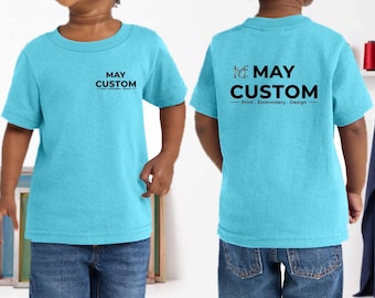 Może przedstawiać: Jasnoturkusowy t-shirt z krótkim rękawem z czarnym napisem MAY CUSTOM na lewej piersi. Z tyłu koszulki znajduje się większe czarne logo z napisem MAY CUSTOM oraz słowami Print, Embroidery, Design.