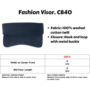 Pu&ograve; includere: Una visiera blu navy in 100% twill di cotone lavato con chiusura a strappo e fibbia in metallo. Il prodotto &egrave; denominato Fashion Visor C840. Una tabella mostra una larghezza frontale di 2,25 pollici e una lunghezza della visiera di 2,75 pollici.