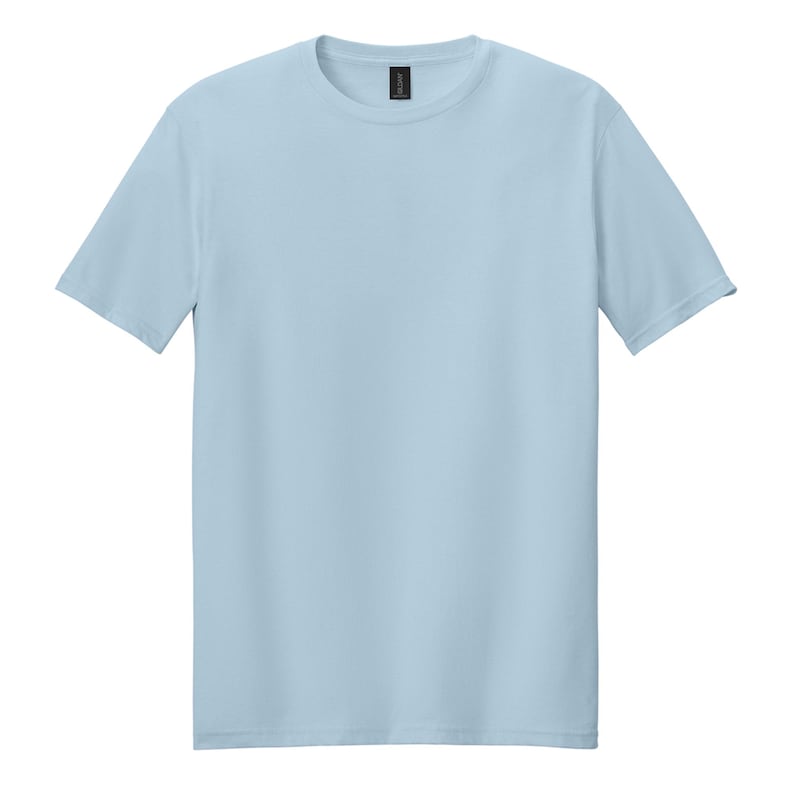 Puede incluir: Una camiseta de manga corta en color azul claro s&oacute;lido con cuello redondo. La prenda presenta un dise&ntilde;o liso y sin estampados, con una etiqueta de marca negra visible en el interior del cuello. La tela se ve lisa y de color uniforme.