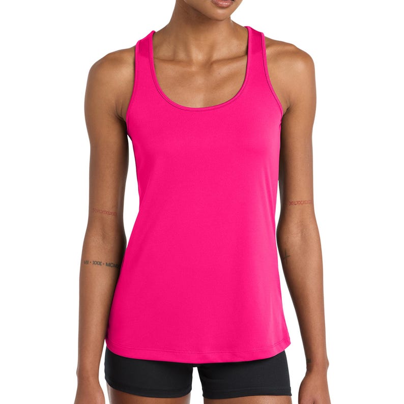 Puede incluir: Una camiseta de tirantes estilo nadadora en color fucsia brillante con cuello redondo y dise&ntilde;o sin mangas. La prenda presenta un color s&oacute;lido, una silueta ajustada y un dobladillo recto que llega a la cadera, ofreciendo un aspecto sencillo.