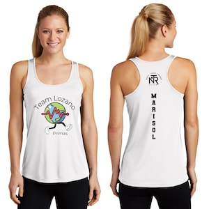 Puede incluir: Una camiseta de tirantes blanca con espalda nadadora que presenta un gr&aacute;fico en la parte delantera con un globo terr&aacute;queo animado, el texto Team Lozano y la palabra Primas. La espalda muestra el logo del North Texas Racquet Club y Marisol.