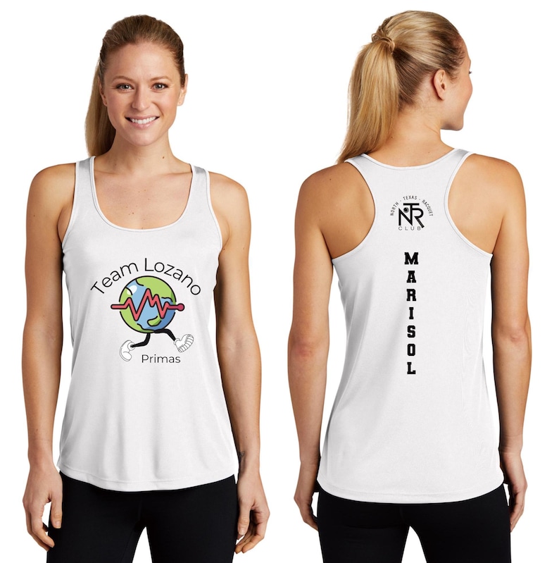 Puede incluir: Una camiseta de tirantes blanca con espalda nadadora que presenta un gr&aacute;fico en la parte delantera con un globo terr&aacute;queo animado, el texto Team Lozano y la palabra Primas. La espalda muestra el logo del North Texas Racquet Club y Marisol.
