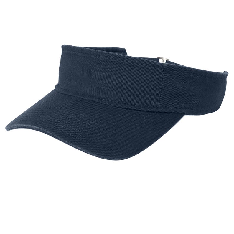Pu&ograve; includere: Una visiera blu navy a tinta unita con tesa curva e cinturino regolabile sul retro dotato di fibbia in metallo color argento. Il copricapo &egrave; realizzato in tessuto resistente con cuciture visibili lungo la tesa e la fascia frontale.