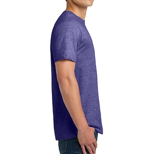 Puede incluir: Una camiseta de manga corta en tejido morado jaspeado. La prenda presenta un cuello redondo y un dobladillo recto, vista desde un perfil lateral. El tejido tiene una apariencia texturizada visible con variaciones sutiles en el tono.