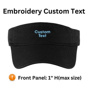 Pu&ograve; includere: Una visiera nera con il testo ricamato in azzurro Custom Text sul pannello frontale. Il testo indica un'altezza massima di ricamo di 2,54 cm per il pannello frontale di questo copricapo, progettato per una personalizzazione su misura.