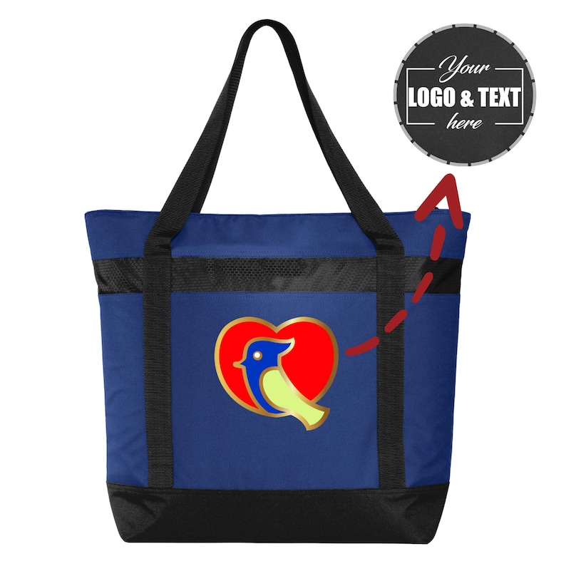 K&ouml;nnte beinhalten: Eine marineblaue Tragetasche mit schwarzen Griffen und einem schwarzen Boden. Die Tasche hat ein herzf&ouml;rmiges Emblem mit einem blauen Vogel und goldenen Umrissen auf rotem Hintergrund. Ein kreisf&ouml;rmiges Logo mit dem Text "Your LOGO & TEXT here" befindet sich in der oberen rechten Ecke.