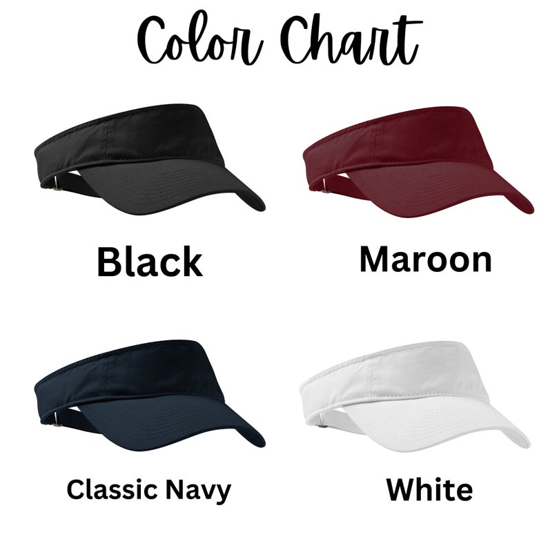 Pu&ograve; includere: Una tabella colori che mostra quattro visiere parasole in nero, bordeaux, blu navy classico e bianco. Ogni visiera presenta una tesa curva e un cinturino regolabile sul retro. Il testo Color Chart &egrave; posizionato nella parte superiore dell'immagine.