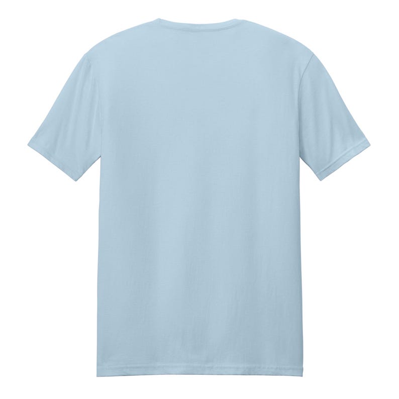 Puede incluir: Una camiseta de manga corta de color azul claro s&oacute;lido con cuello redondo. La prenda presenta un dise&ntilde;o liso y sin estampados con un corte est&aacute;ndar, mangas cortas y un dobladillo recto, presentada desde una perspectiva trasera plana.