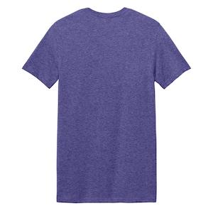 Puede incluir: Una camiseta de manga corta en un color morado jaspeado s&oacute;lido. La prenda presenta un cuello redondo cl&aacute;sico y un dobladillo recto, confeccionada con un tejido suave y texturizado con un patr&oacute;n jaspeado visible en toda la pieza.