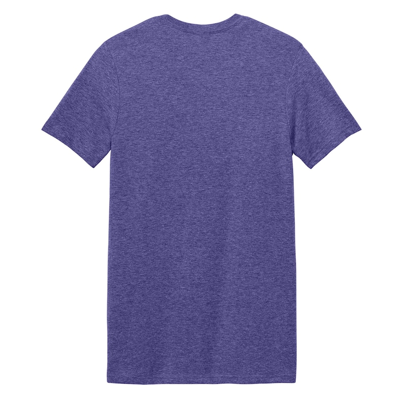 Puede incluir: Una camiseta de manga corta en un color morado jaspeado s&oacute;lido. La prenda presenta un cuello redondo cl&aacute;sico y un dobladillo recto, confeccionada con un tejido suave y texturizado con un patr&oacute;n jaspeado visible en toda la pieza.