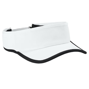 Pode incluir: Uma viseira branca com um painel frontal estruturado e uma aba curva. A aba &eacute; contornada por um debrum preto e a parte interna da faixa de cabe&ccedil;a &eacute; forrada com tecido preto. A parte traseira inclui uma tira ajust&aacute;vel para fixa&ccedil;&atilde;o.