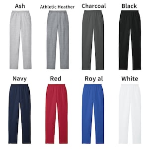 Puede incluir: Ocho pares de pantalones de ch&aacute;ndal en diferentes colores, incluyendo ceniza, gris deportivo, carb&oacute;n, negro, azul marino, rojo, azul real y blanco.