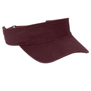Pu&ograve; includere: Una visiera color bordeaux scuro a tinta unita con un pannello frontale strutturato e una visiera curva. Il copricapo include un cinturino regolabile sul retro con chiusura a fibbia in metallo, che garantisce una vestibilit&agrave; sicura.