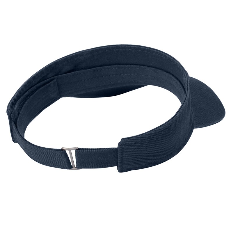 Pu&ograve; includere: Una visiera blu navy a tinta unita con tesa curva e cinturino posteriore regolabile dotato di fibbia in metallo color argento. Il copricapo &egrave; realizzato in tessuto resistente con cuciture visibili lungo la fascia e la tesa.