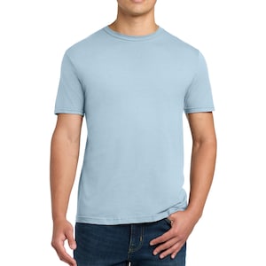 Puede incluir: Una camiseta de manga corta y cuello redondo en color azul claro, confeccionada en tela de color s&oacute;lido. La prenda presenta un corte est&aacute;ndar con cuello acanalado y mangas con dobladillo, combinada con pantalones vaqueros azul oscuro.